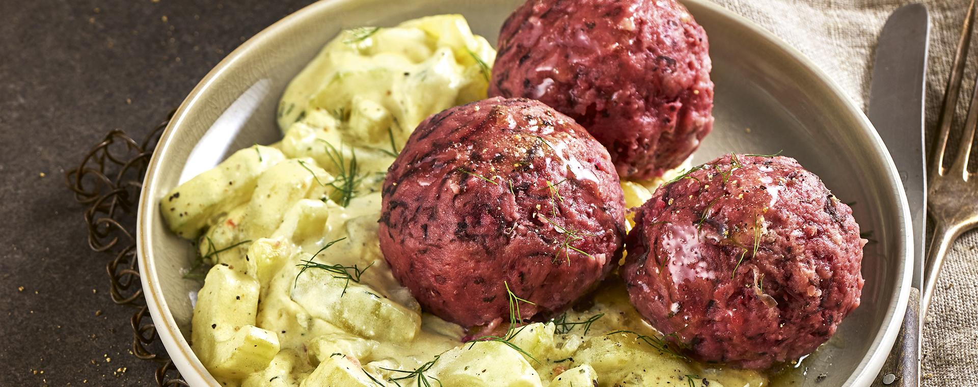 1 19 Rote Bete Knoedel Mit Meerrettich Schmorgurken 1920x760px