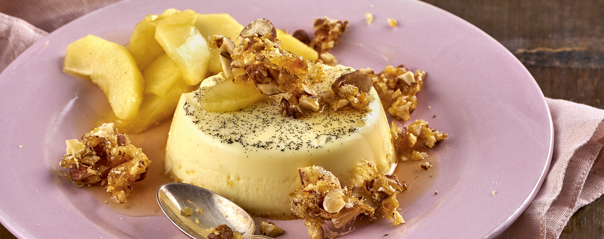 1 19 Vanilleflan Mit Apfel Nuss Karamell 1920x760px