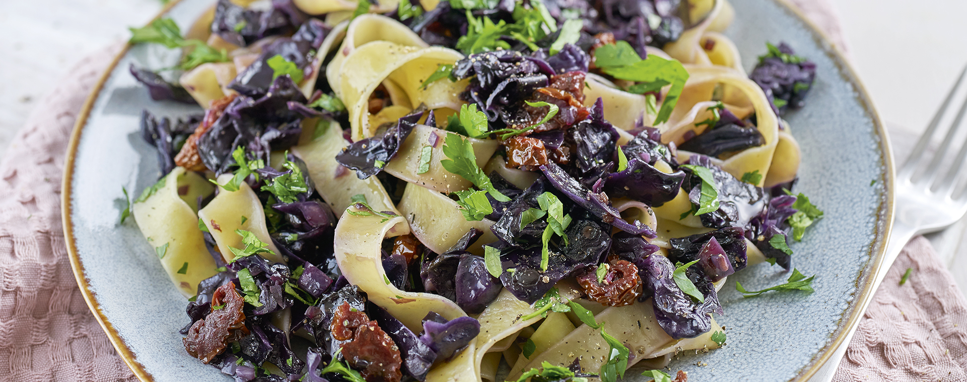 2 19 Bandnudeln Mit Geschmortem Rotkohl 1920x760px