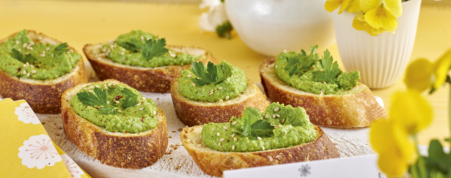 2 19 Crostini Mit Erbsen Hummus 1920x760px