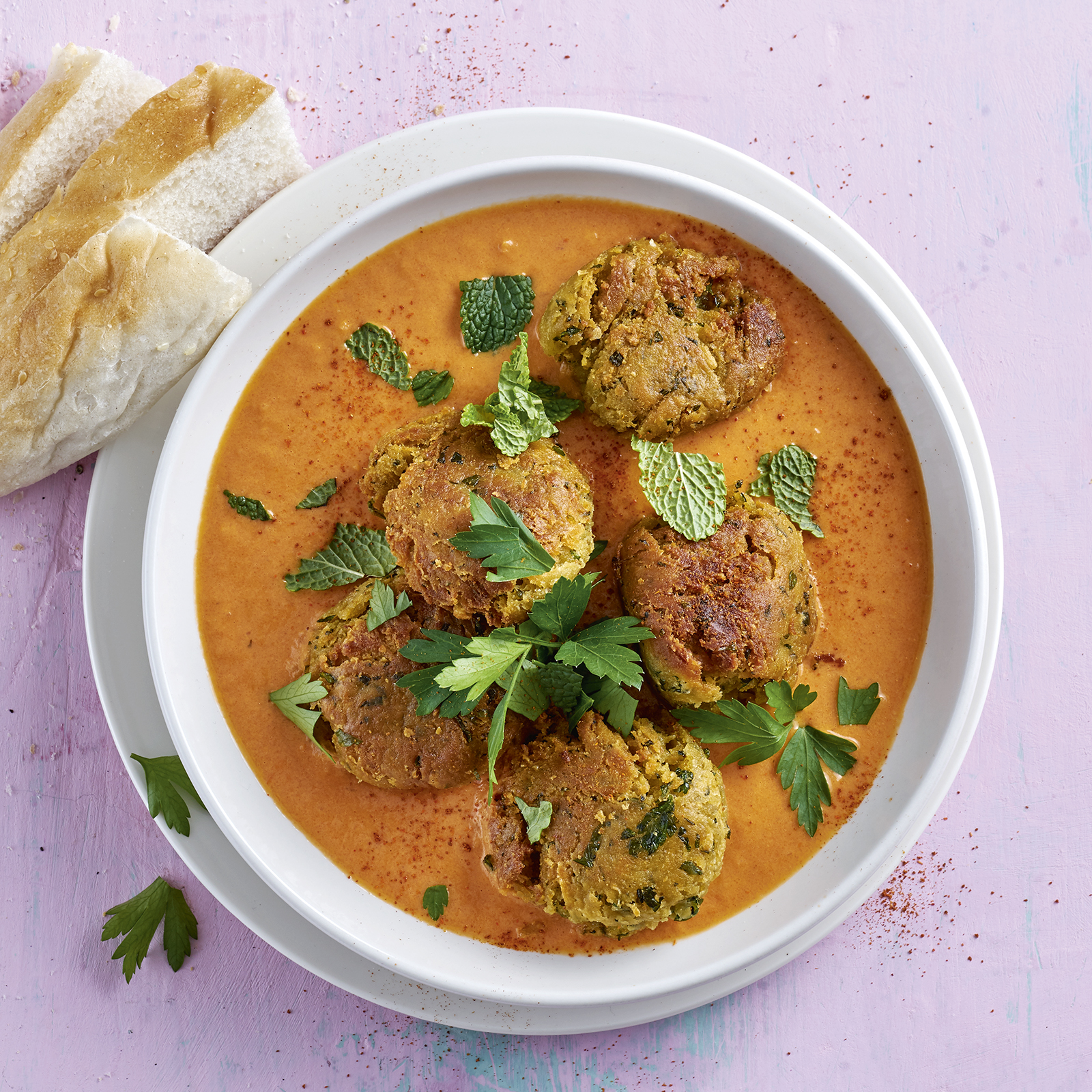 2 19 Falafeln In Tomaten Ingwer Kokos Sosse 1600x1600px