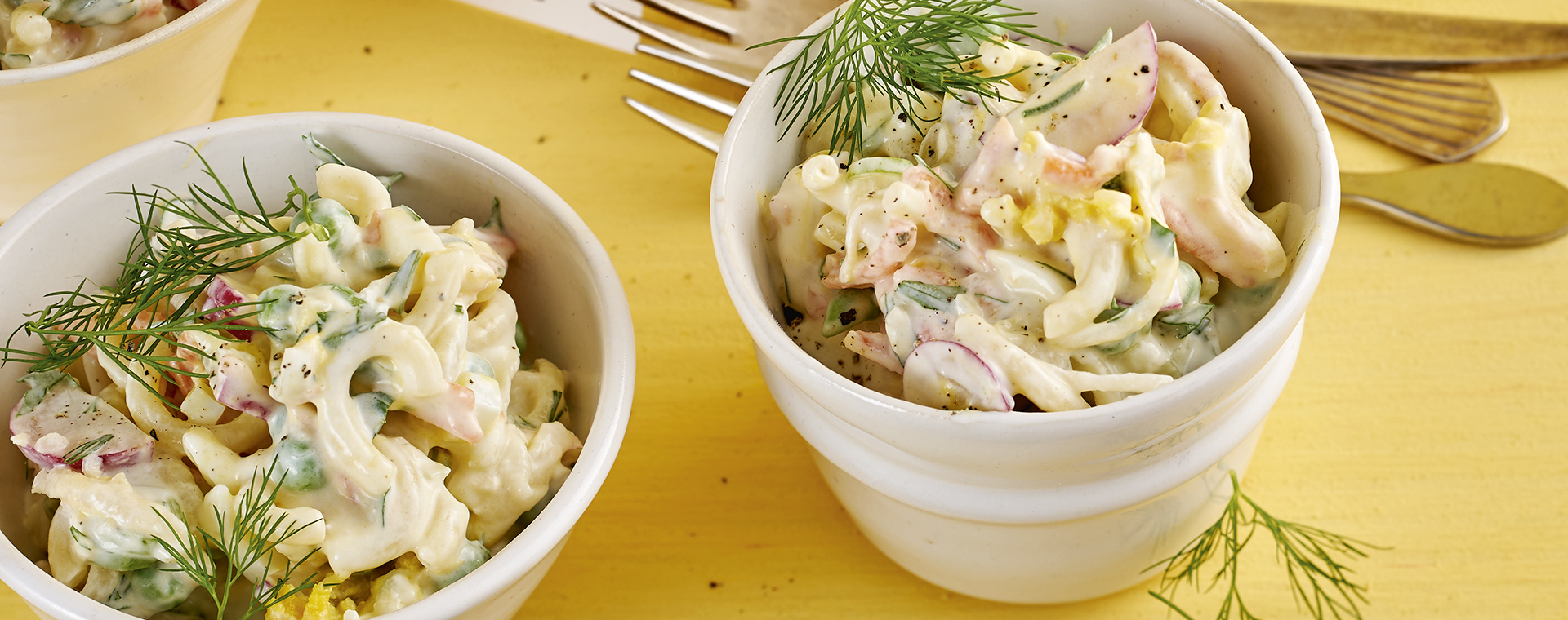 2 19 Fruehlings Nudelsalat Mit Joghurt Kraeuter Dressing 1920x760px