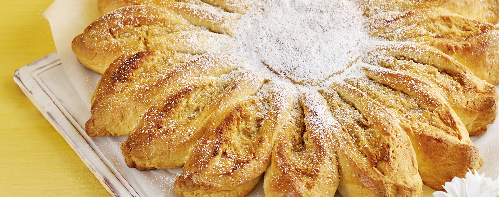 2 19 Hefeblume Mit Marzipan Mandel Fuellung 1920x760px