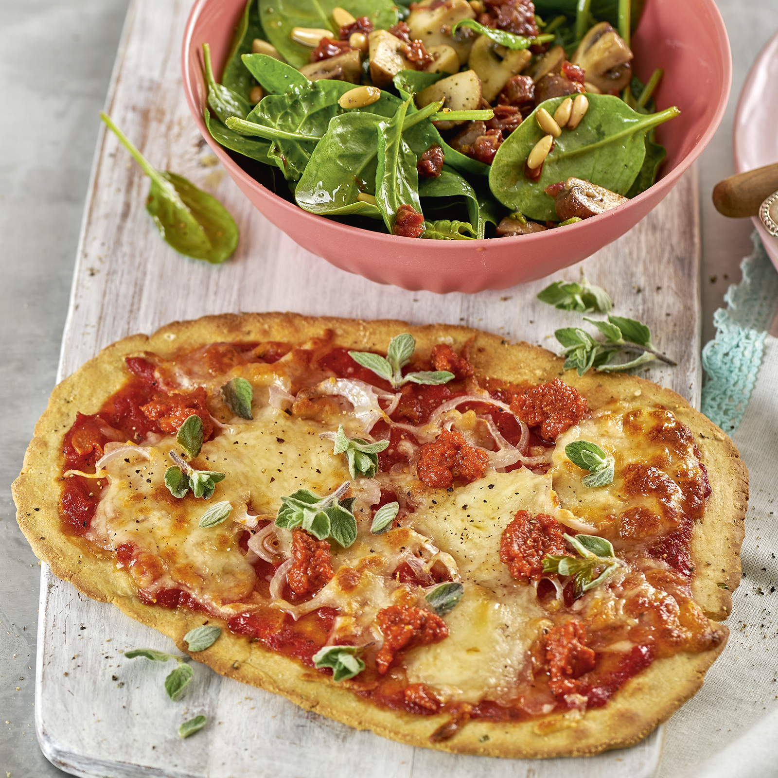 2 19 Kleine Mandelmehl Pizzen Mit Pesto Rosso 1600x1600px