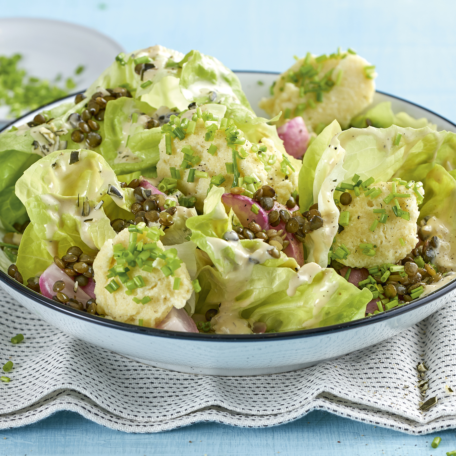 2 19 Kopfsalat Mit Radieschen Linsen Und Ricotta Schnittlauch Nocken 1600x1600px