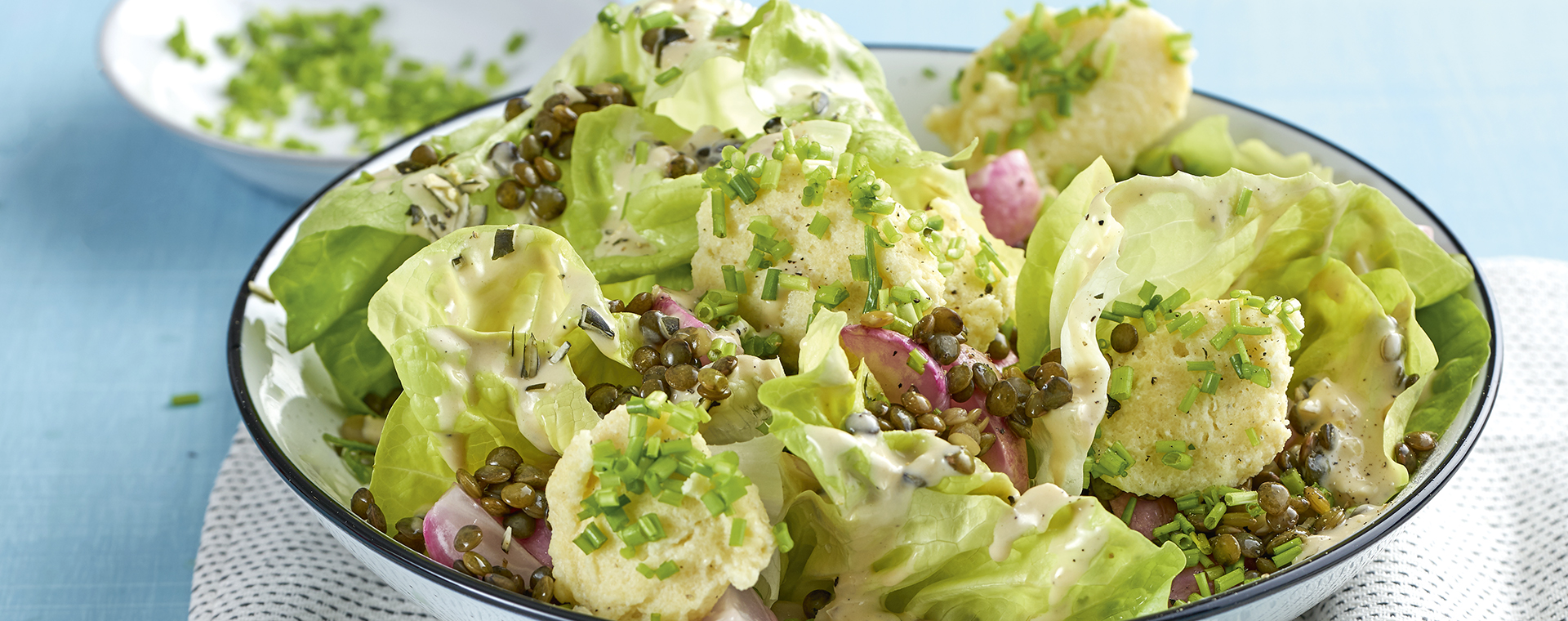2 19 Kopfsalat Mit Radieschen Linsen Und Ricotta Schnittlauch Nocken 1920x760px