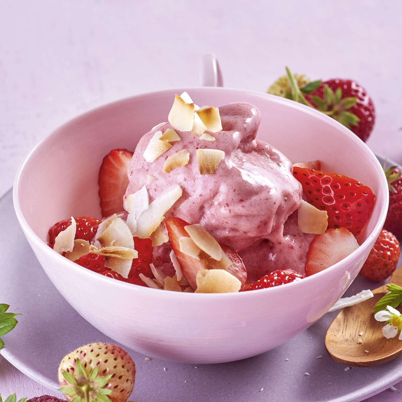 3 19 Erdbeer Nicecream Mit Kokosflakes 1600x1600px