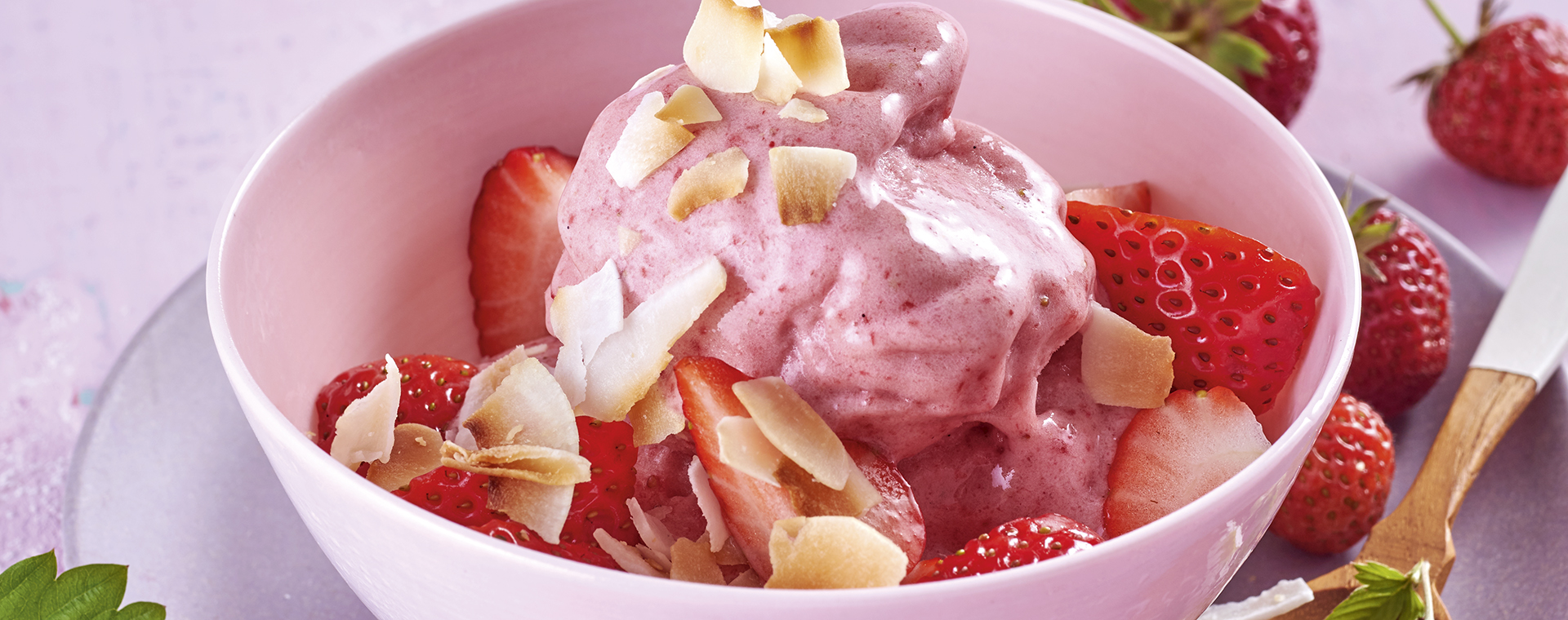 3 19 Erdbeer Nicecream Mit Kokosflakes 1920x760px