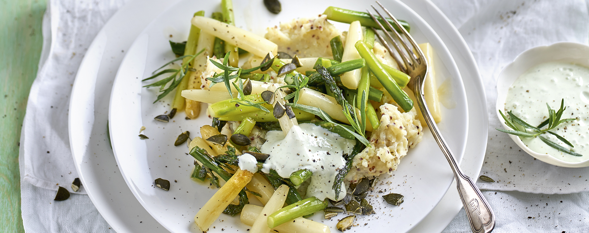 3 19 Gebratener Spargel Auf Kartoffel Senf Stampf 1920x760px