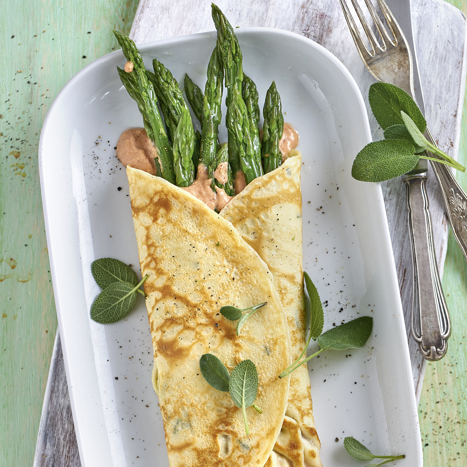 3 19 Gruener Spargel Im Salbei Pfannkuchen 1600x1600px