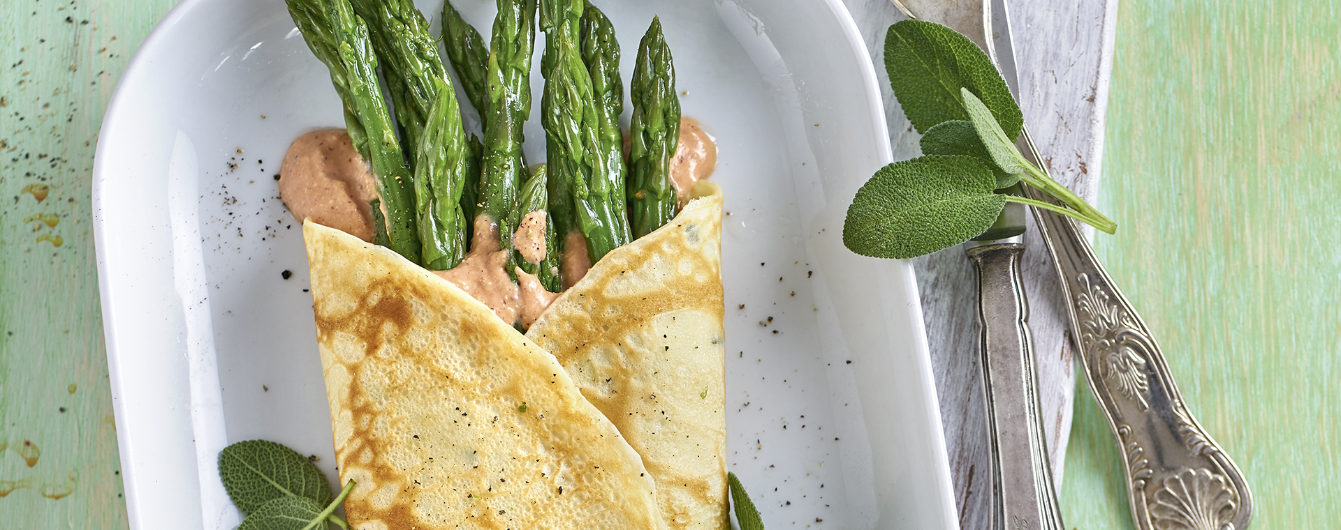 3 19 Gruener Spargel Im Salbei Pfannkuchen 1920x760px