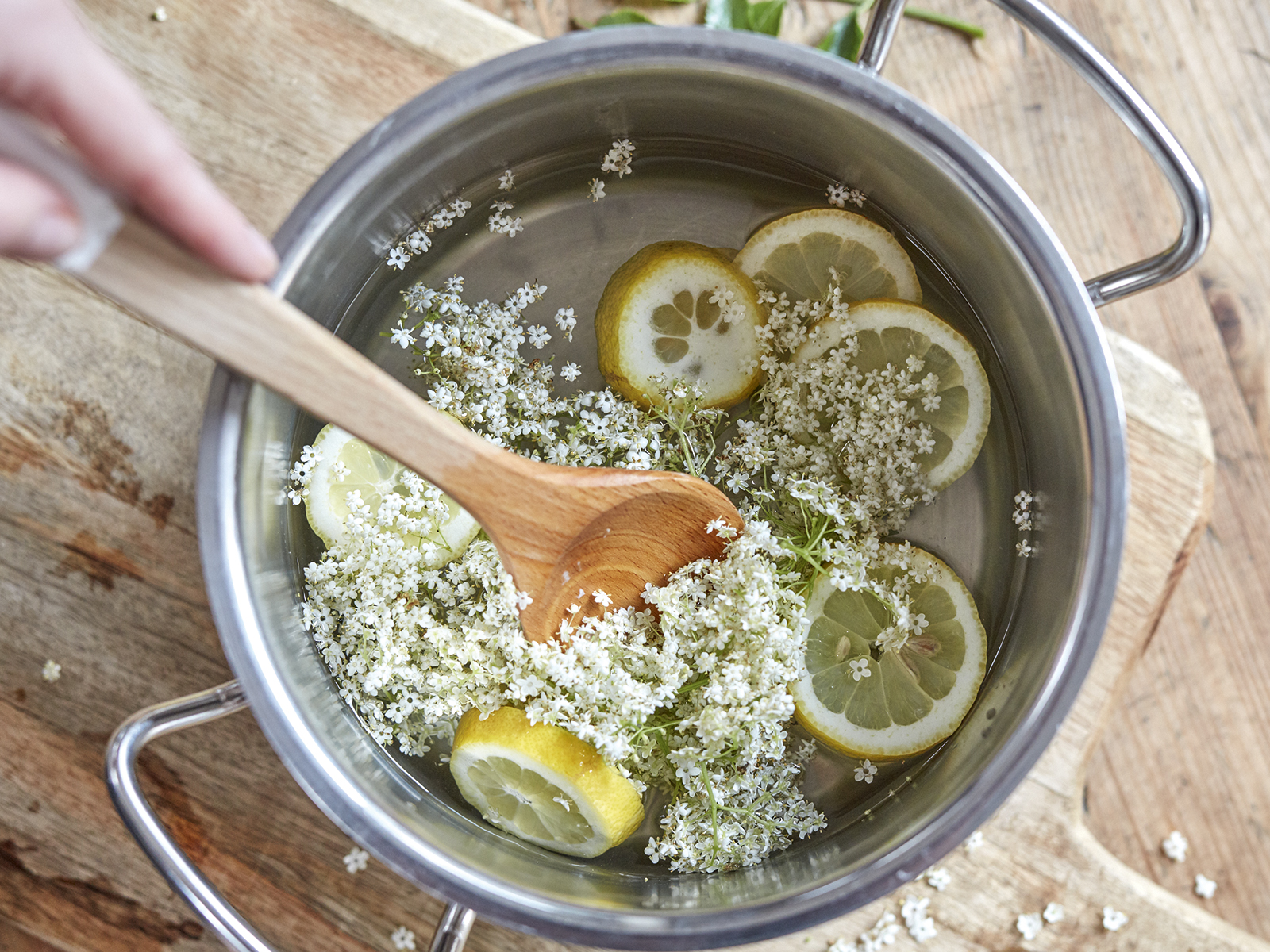 3 19 Holunderbluetensirup 1600x1200px Step 3