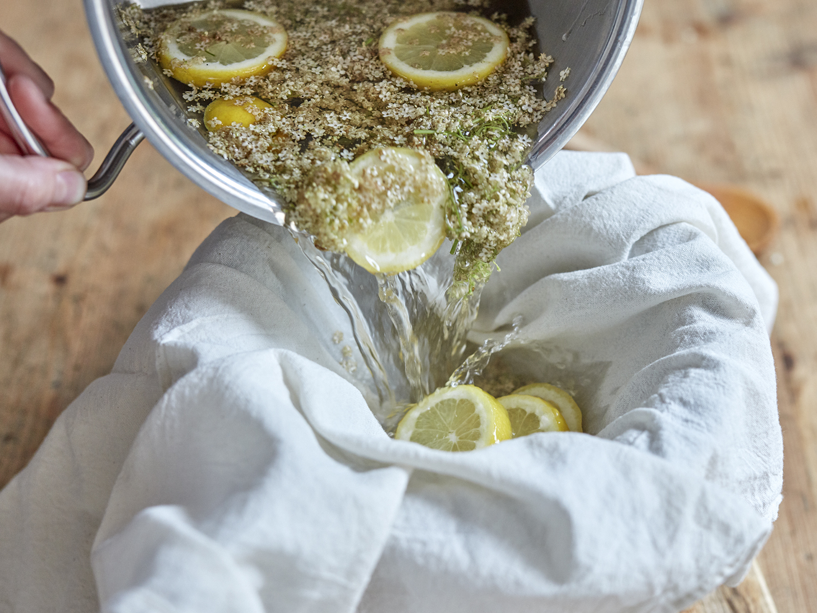 3 19 Holunderbluetensirup 1600x1200px Step 4