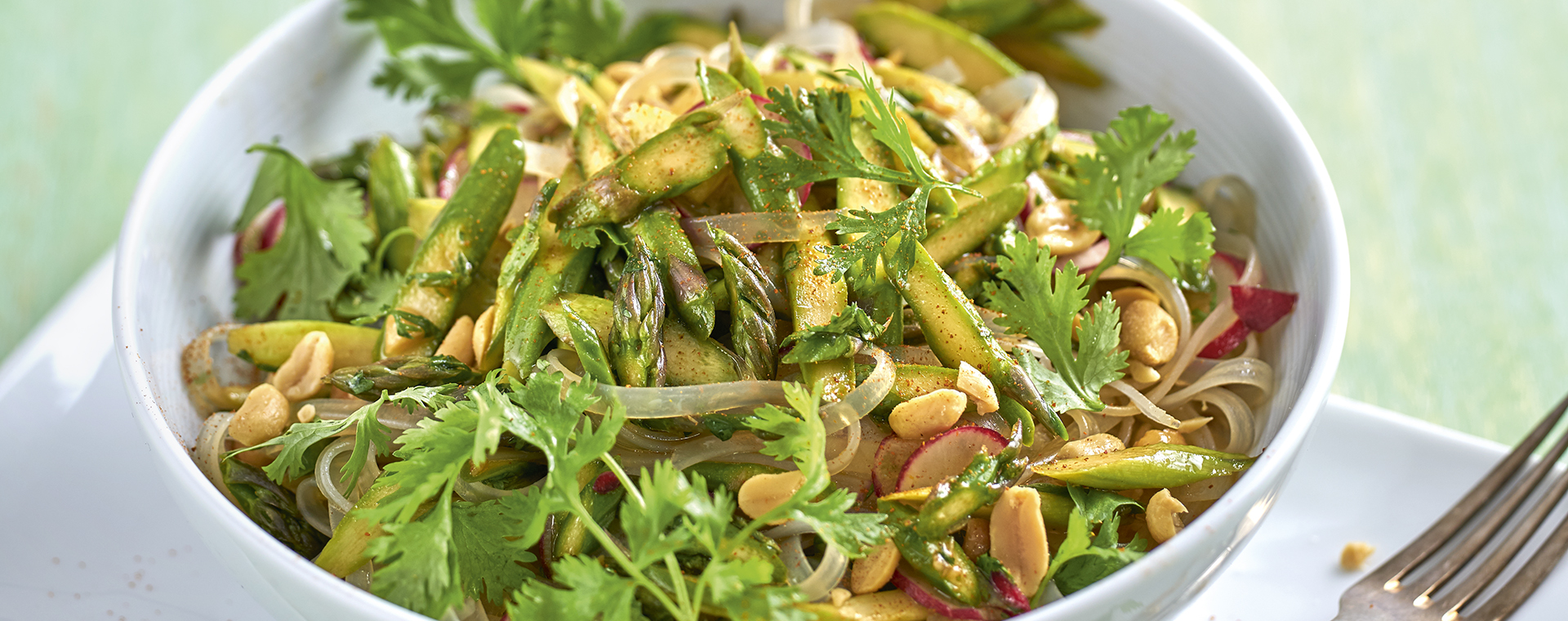 3 19 Salat Mit Gruenem Spargel Reis Bandnudeln 1920x760px