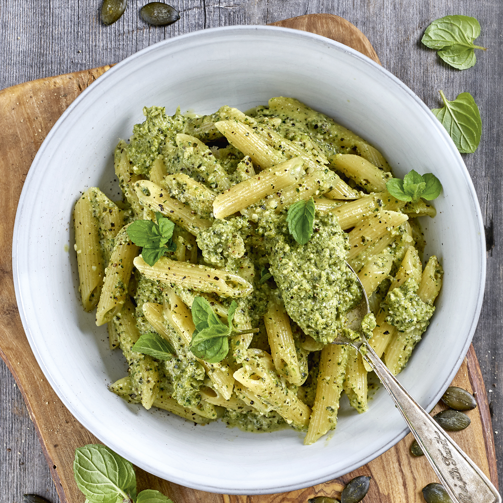 4 19 Pasta Mit Zucchini K%C3%BCrbiskern Pesto 1600x1600px