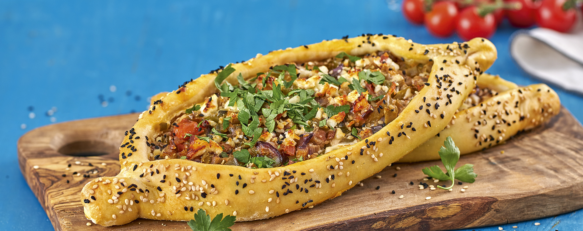 4 19 Pikante Tuerkische Schiffchen Mit Mediterranem Gemuese 1920x760px