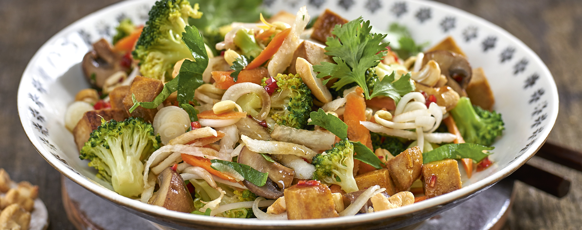 5 19 Asiatischer Gemuesesalat Mit Tofu 1920x760px