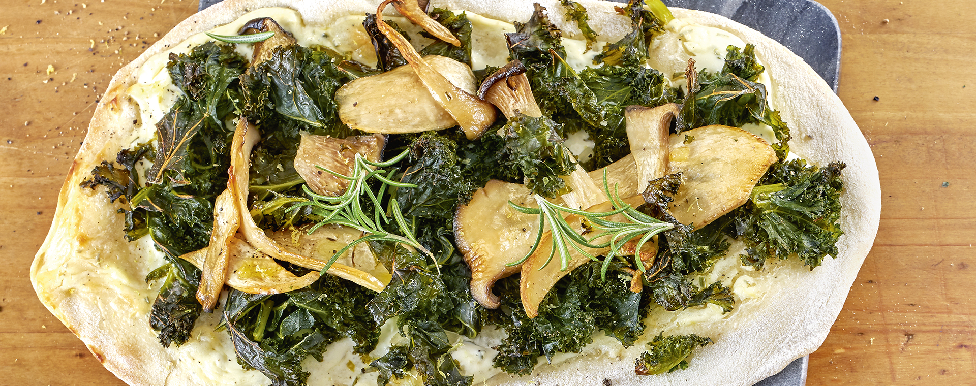 6 19 Flammkuchen Mit Rosmarin Schmand 1920x760px