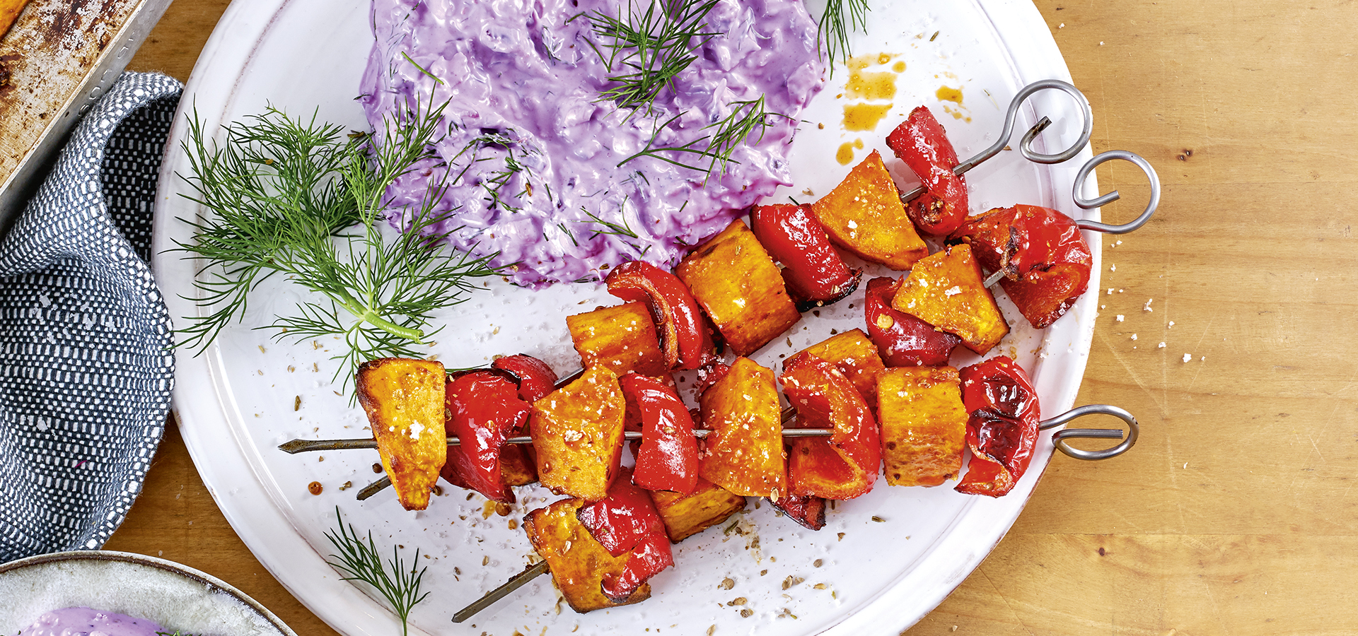 6 19 Rotkohl Gewuerz Zaziki Mit Suesskartoffelspiessen 1920x900px