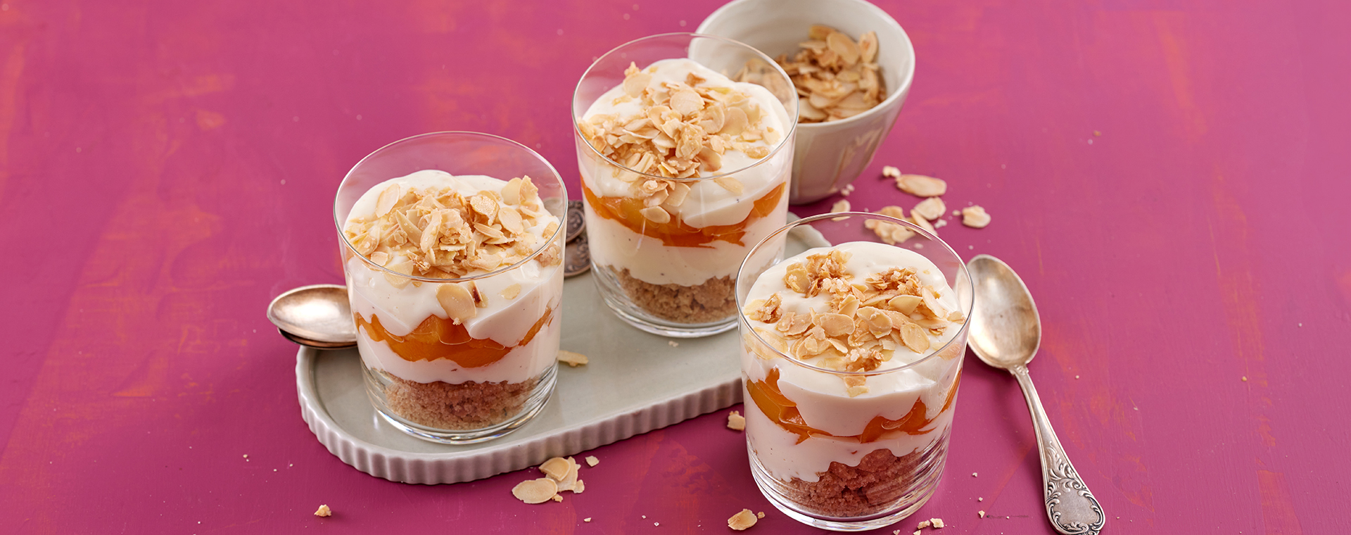 1 20 Bienenstichdessert Mit Aprikosen 1920x760px