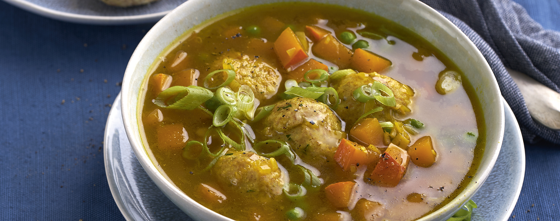 1 20 Curry Kuerbis Suppe Mit Hirsekloesschen 1920x760px