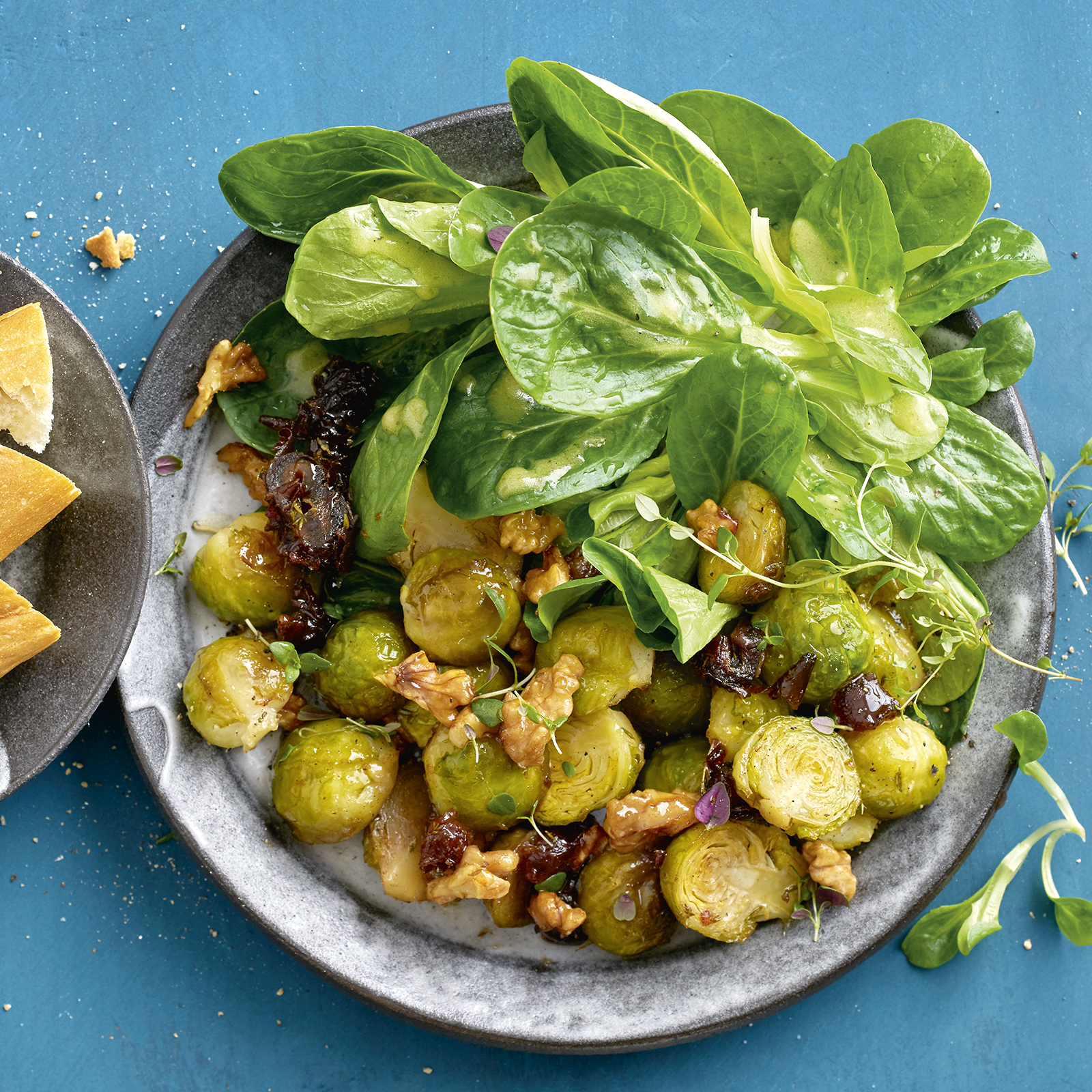 1 20 Geroesteter Rosenkohl Mit Datteln Und Walnuessen 1600x1600px