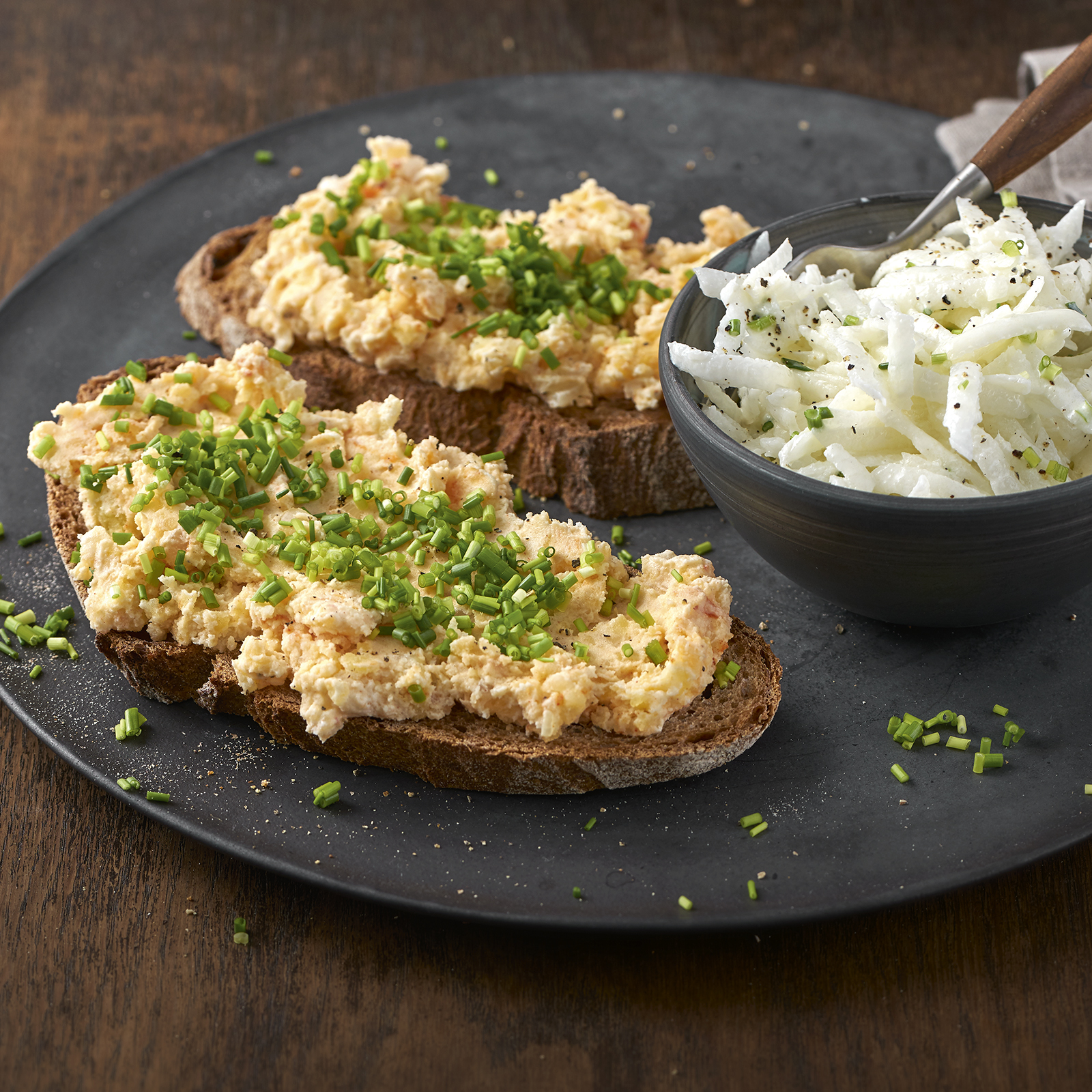 1 20 Kartoffelkaas Mit Bauernbrot Und Rettichsalat 1600x1600px