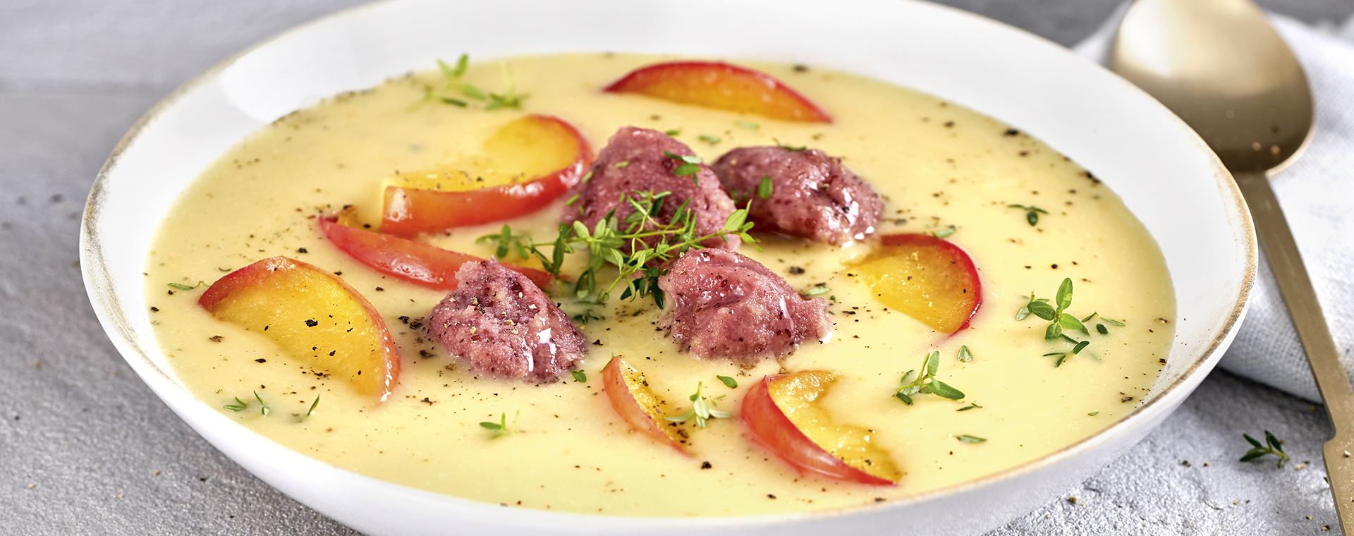 1 20 Meerrettichsuppe Mit Preiselbeerkloesschen 1920x760px