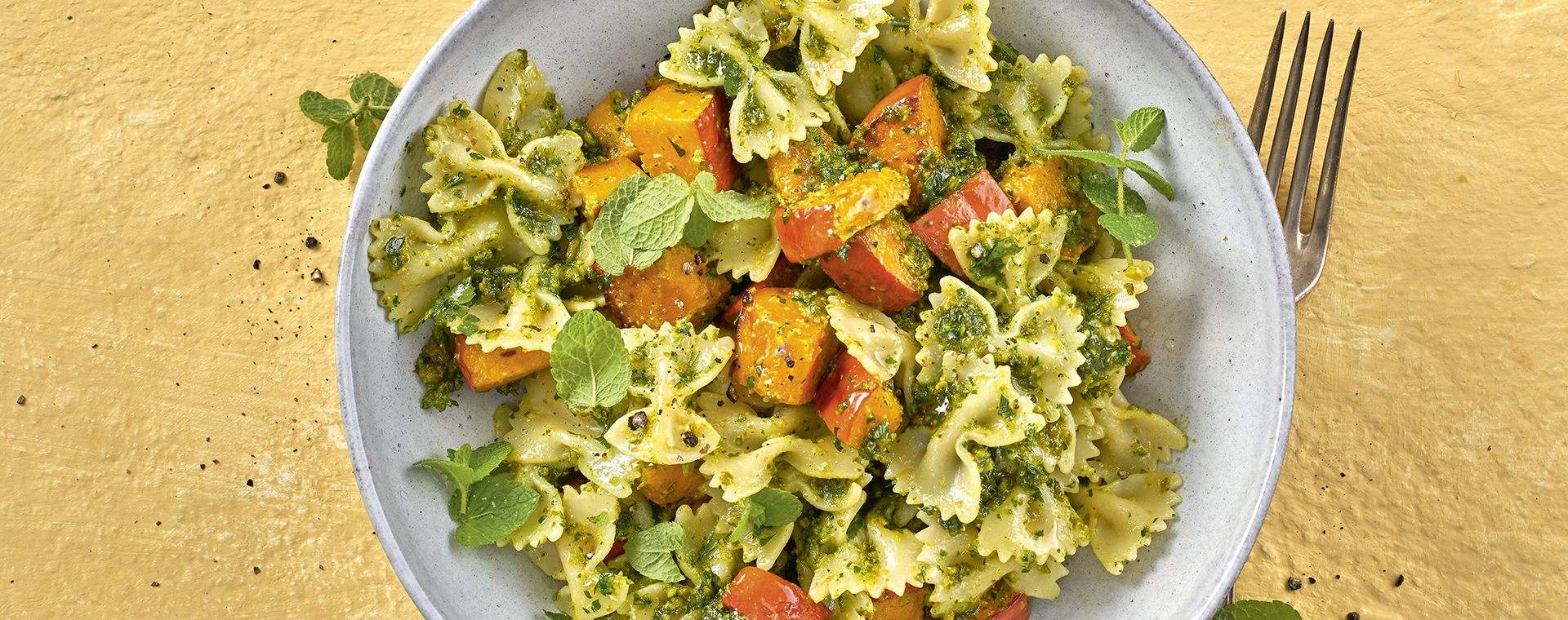 1 20 Pasta Mit Kuerbis Und Petersilien Pistazien Minz Pesto 1920x760px