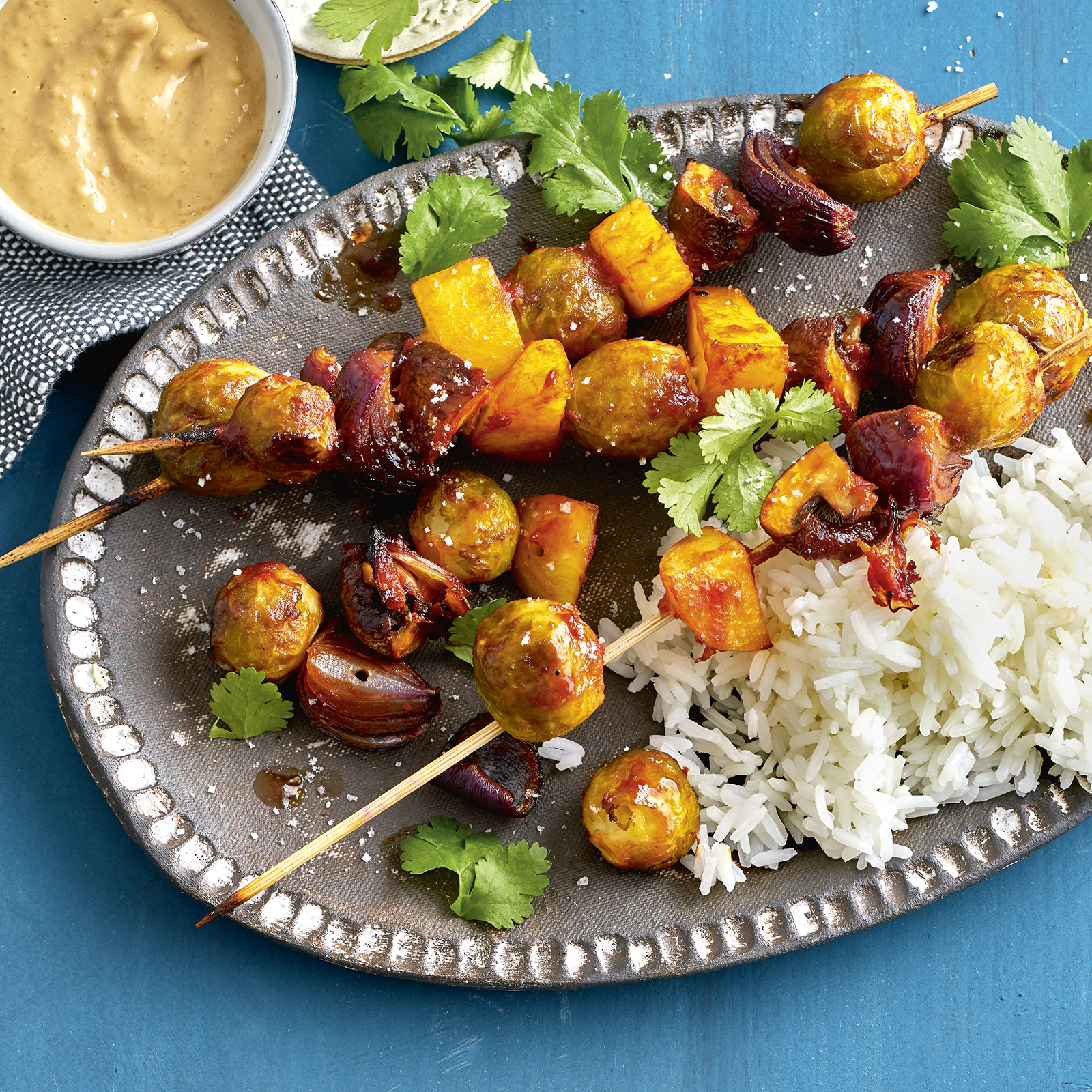 1 20 Rosenkohl Gemuese Spiesse Mit Erdnuss Limetten Sosse 1600x1600px