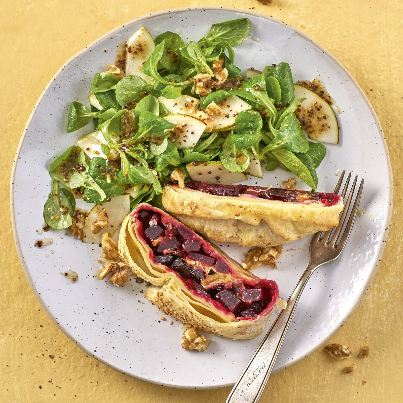 1 20 Rote Bete Strudel Mit Blauschimmelkaese Und Birnensalat 1600x1600px