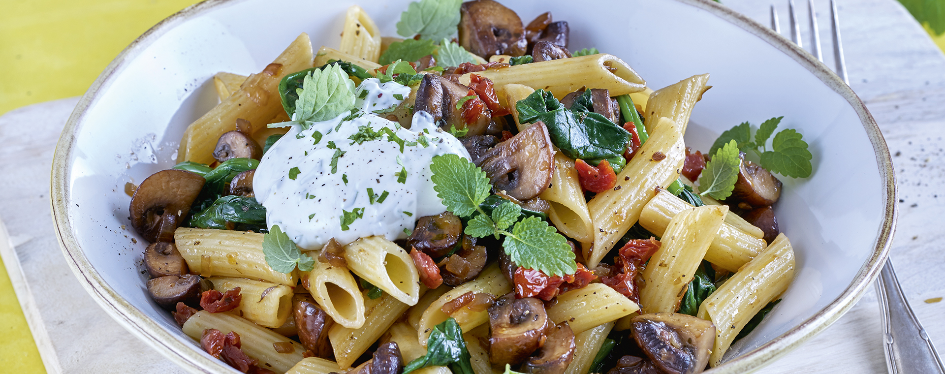 2 20 Champignon Spinat Nudelpfanne Mit Zitronenmelisse Schmand 1920x760px