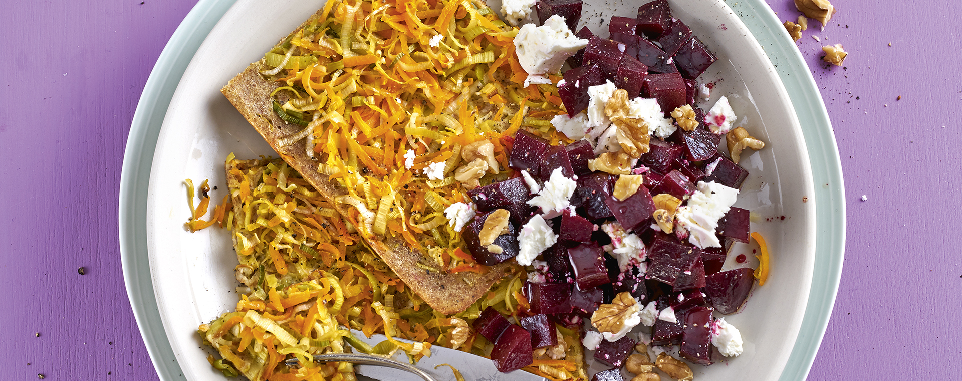 2 20 Gemuese Pfannkuchen Vom Blech Mit Rote Bete Feta Salat 1920x760px