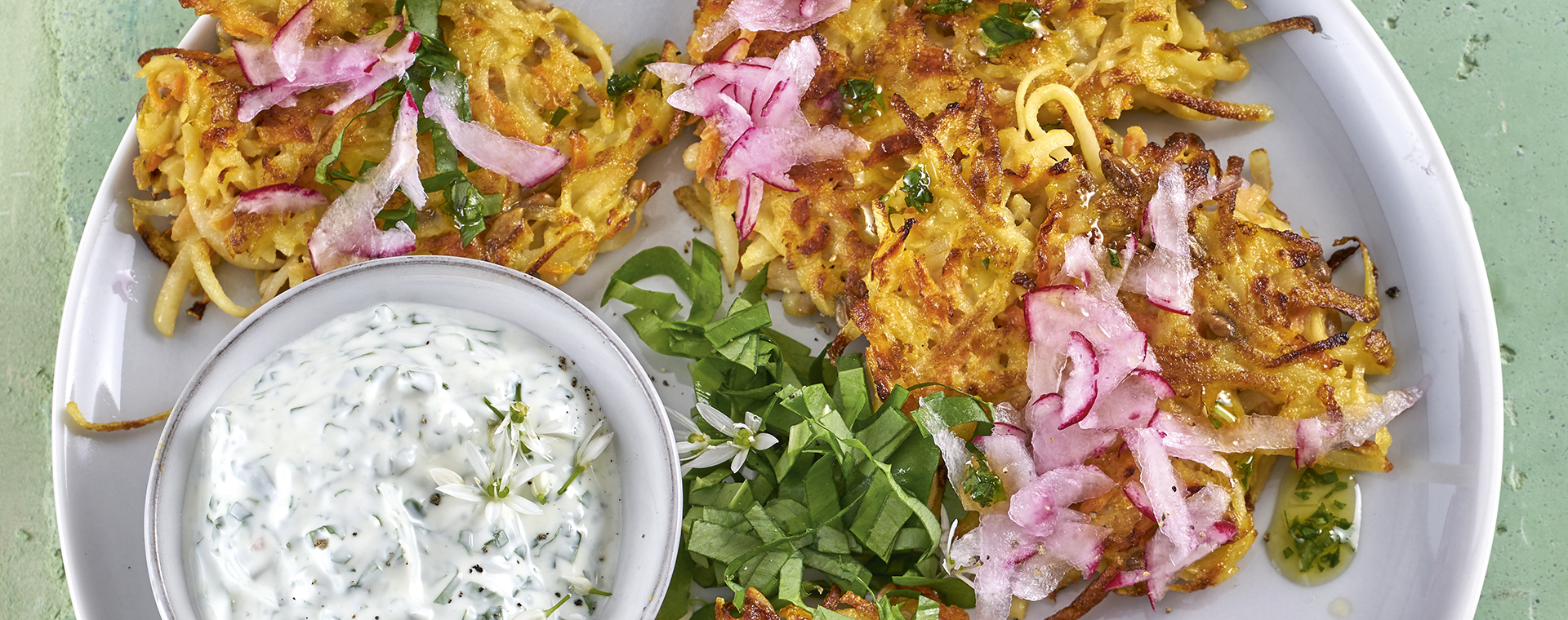 2 20 Kartoffel Sonnenblumenkern Roesti Mit Baerlauch Basilikum Dip 1920x760px