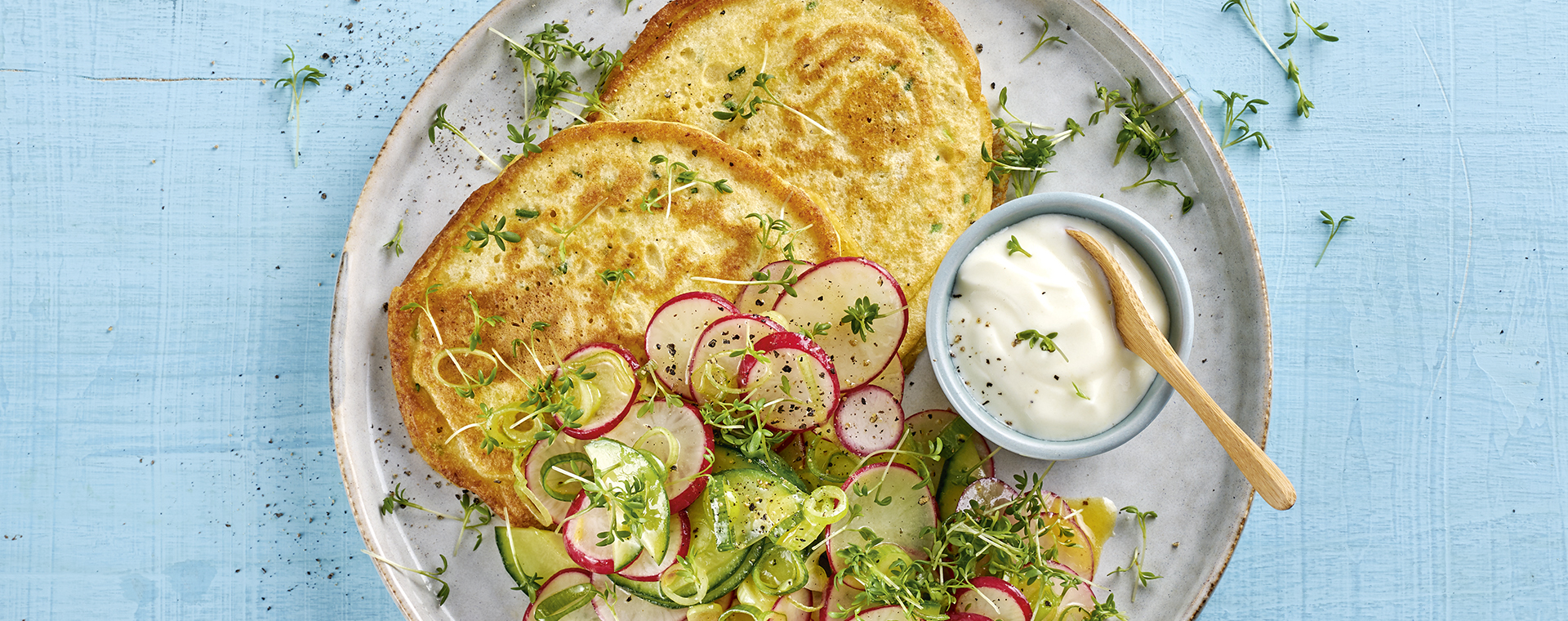 2 20 Kichererbsen Pfannkuechlein Mit Fruehlingssalat 1920x760px