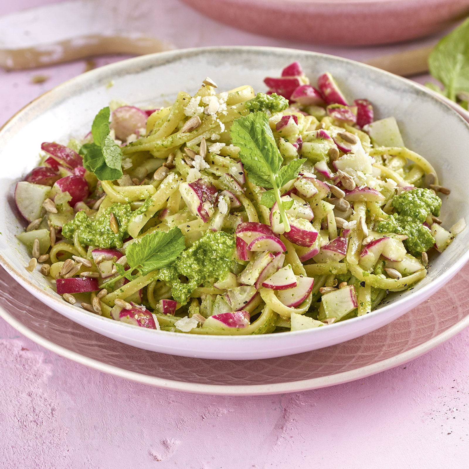 2 20 Pasta Mit Radieschenblaetterpesto 1600x1600px