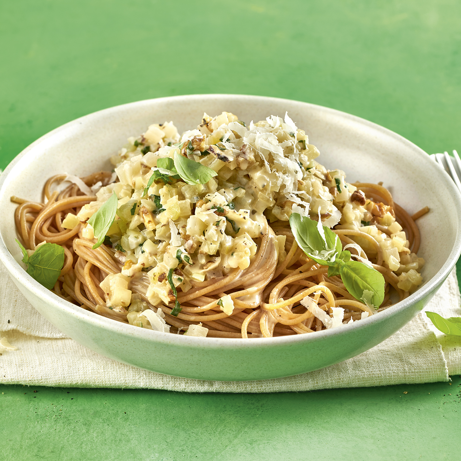 2 20 Vollkornpasta Mit Weisser Kohlrabi Walnuss Bolognese 1600x1600px