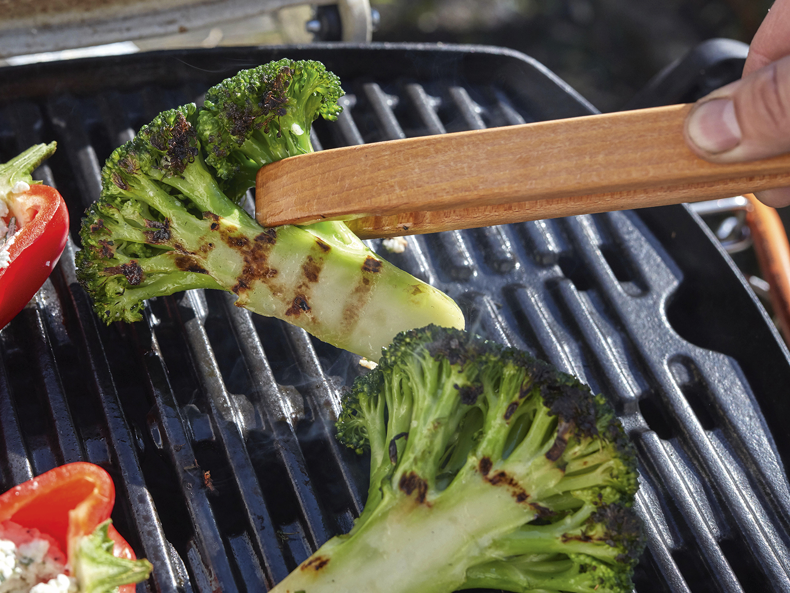 3 20 Brokkoli Vom Grill Mit Tomatendip Step 4 1600x1200px