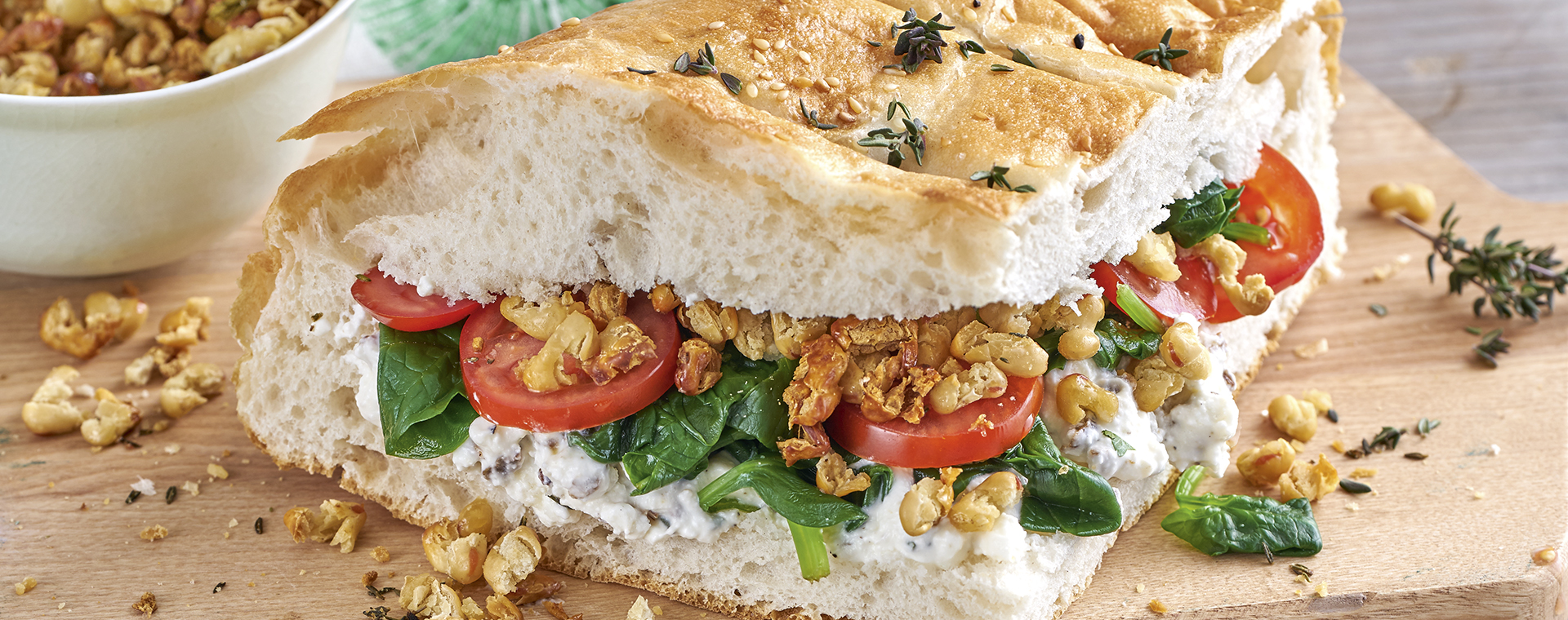 3 20 Gefuelltes Fladenbrot Mit Rosinen Feta Creme 1920x760px