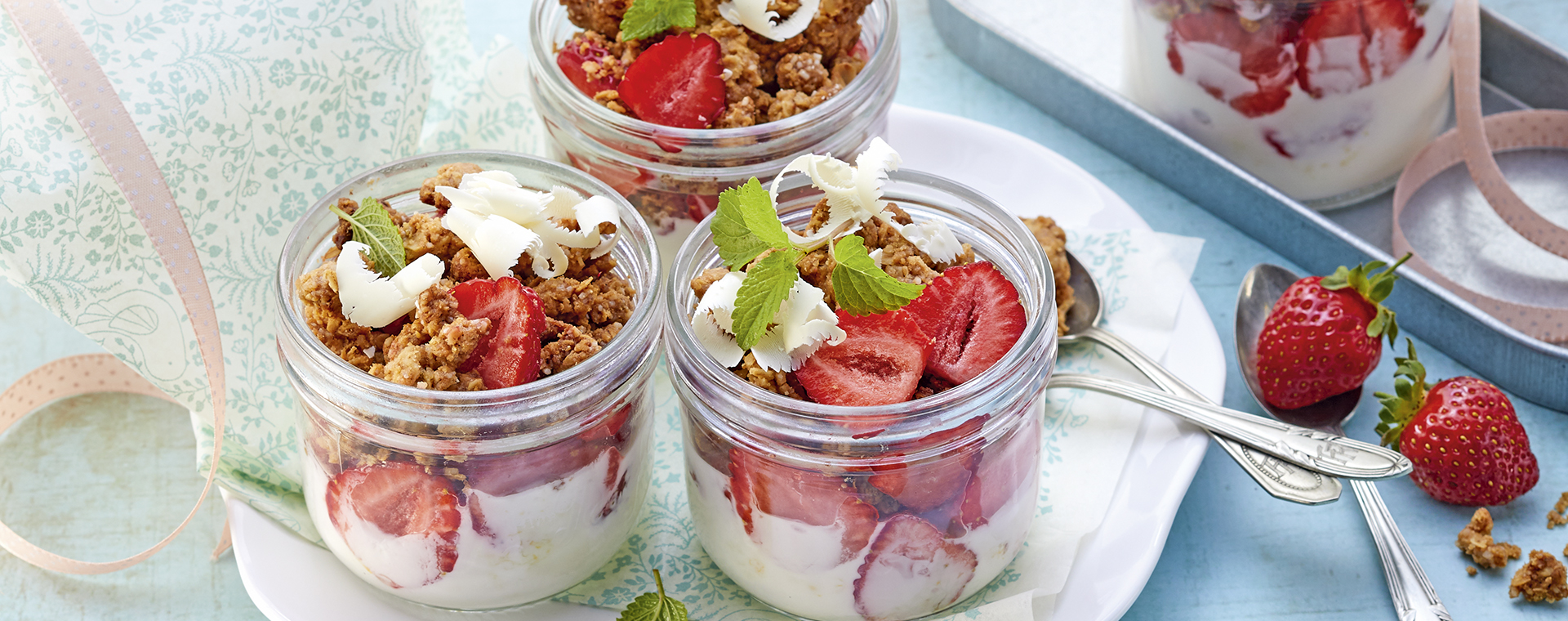 3 20 Joghurt Sauerrahm Dessert Mit Erdbeeren 1920x760px