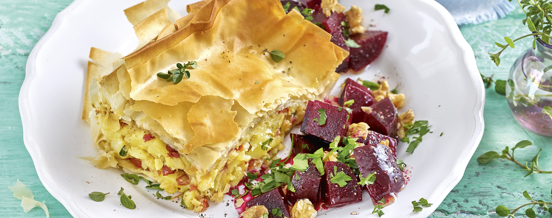 3 20 Kartoffel Boerek Mit Rote Bete Salat 1920x760px
