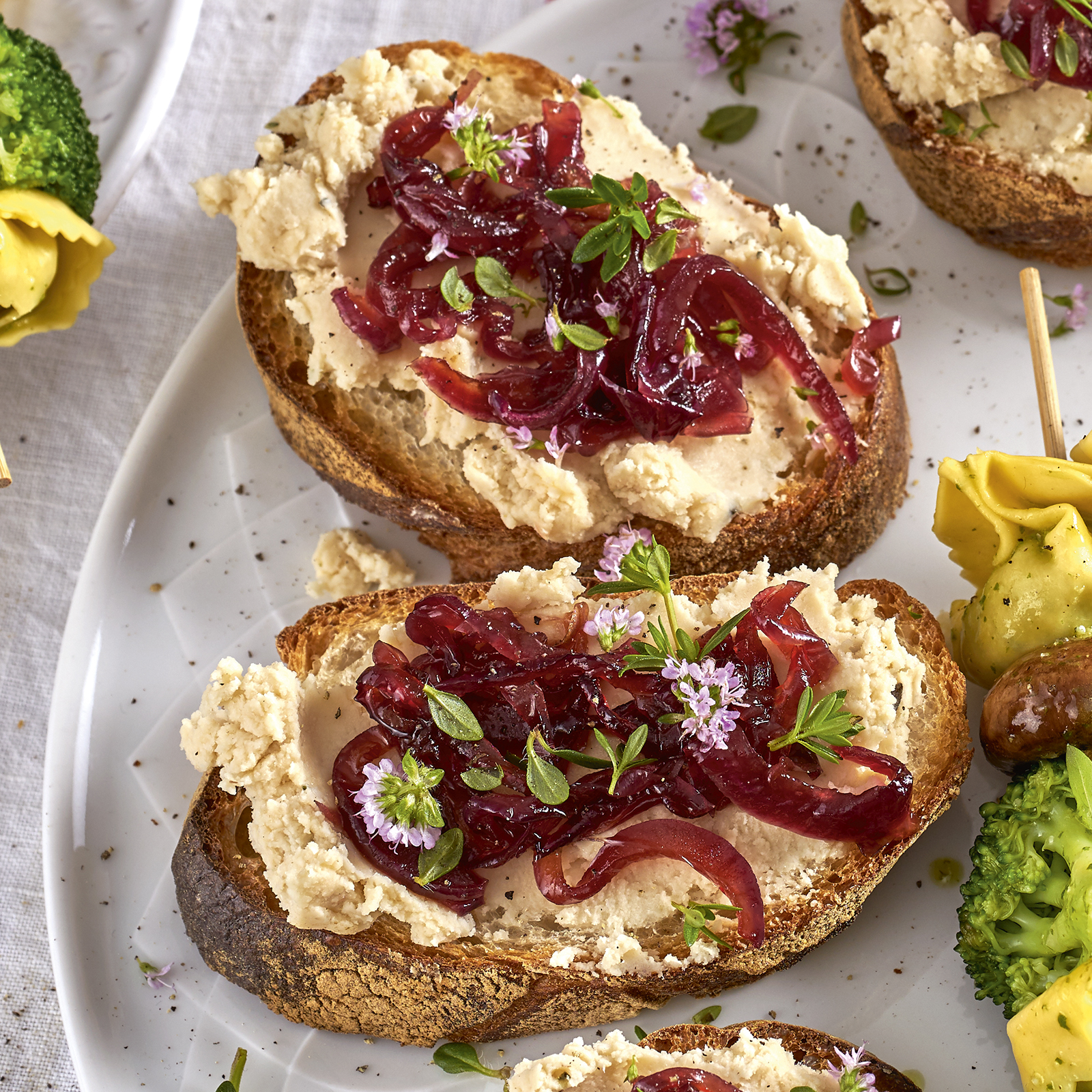 4 20 Crostini Mit Bohnen Thymian Creme 1600x1600px