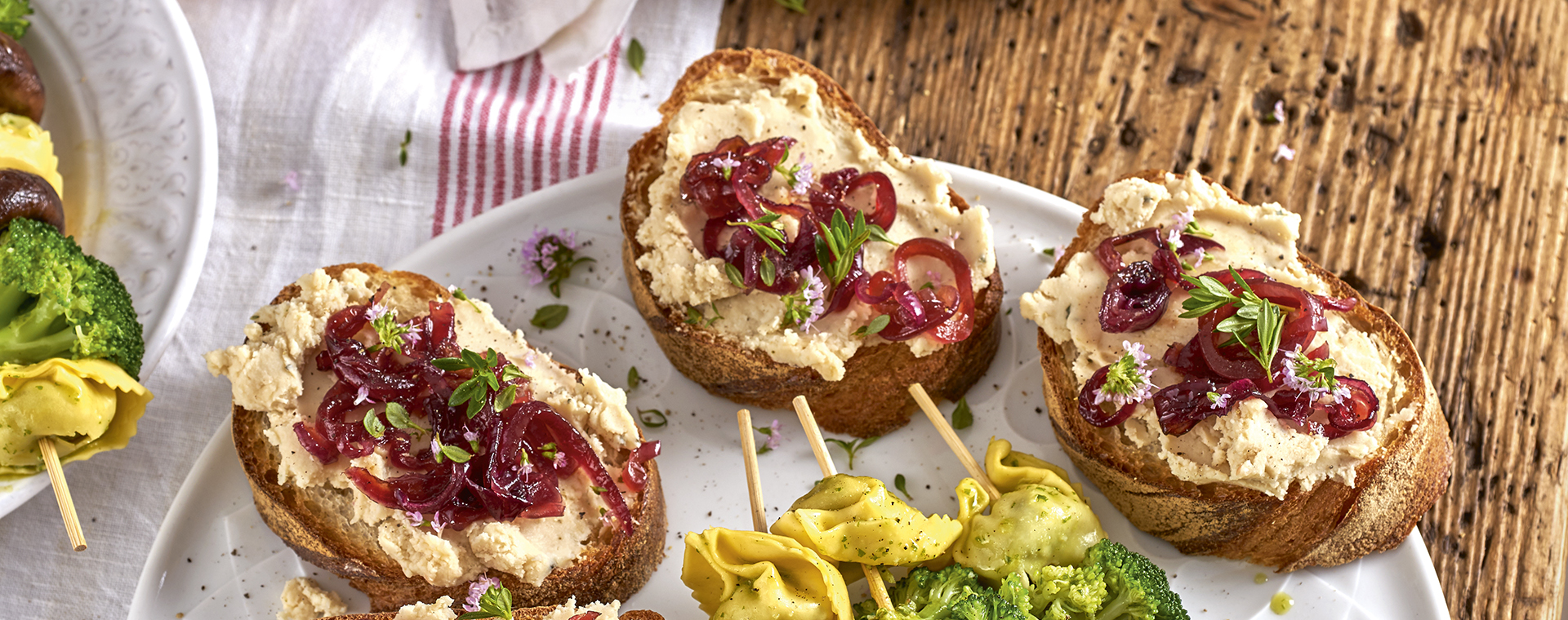 4 20 Crostini Mit Bohnen Thymian Creme 1920x760px