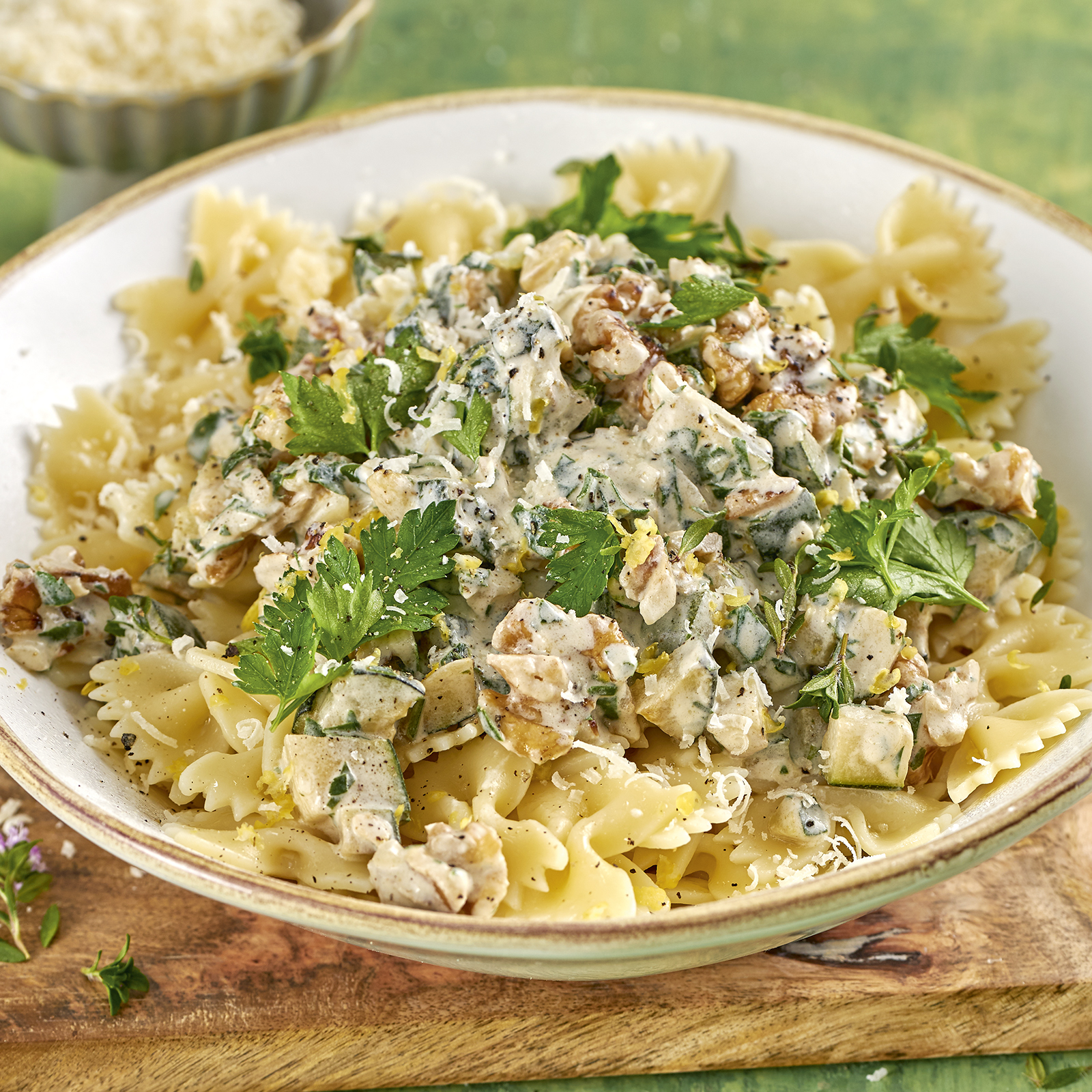 4 20 Farfalle Mit Petersilien Zucchini Walnuss Sosse 1600x1600px