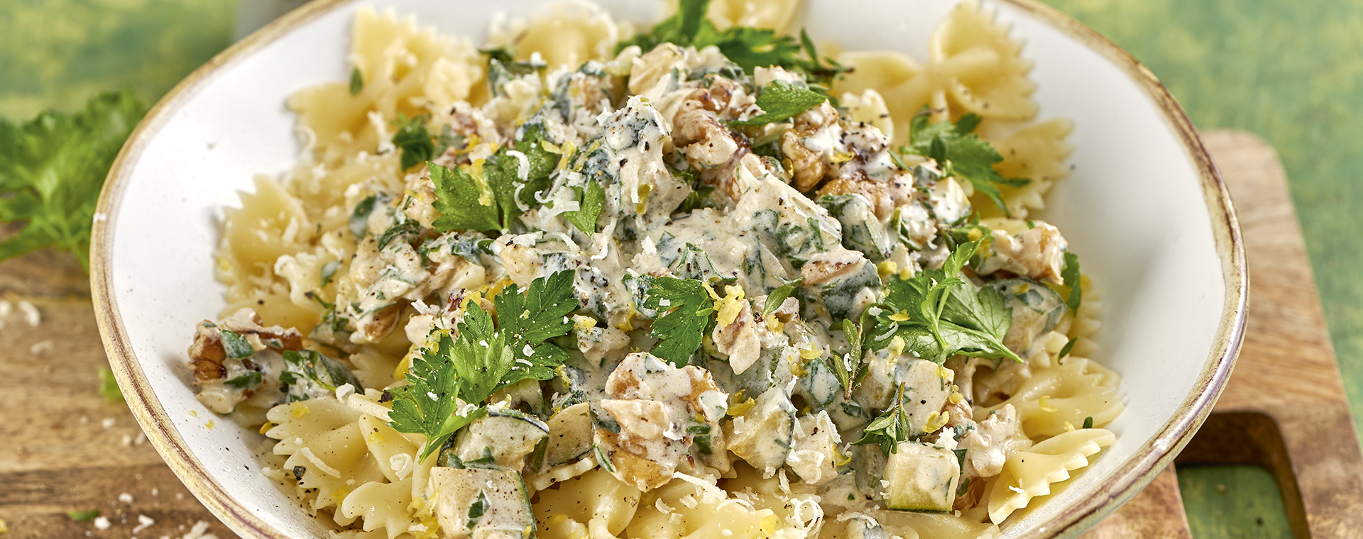 4 20 Farfalle Mit Petersilien Zucchini Walnuss Sosse 1920x760px