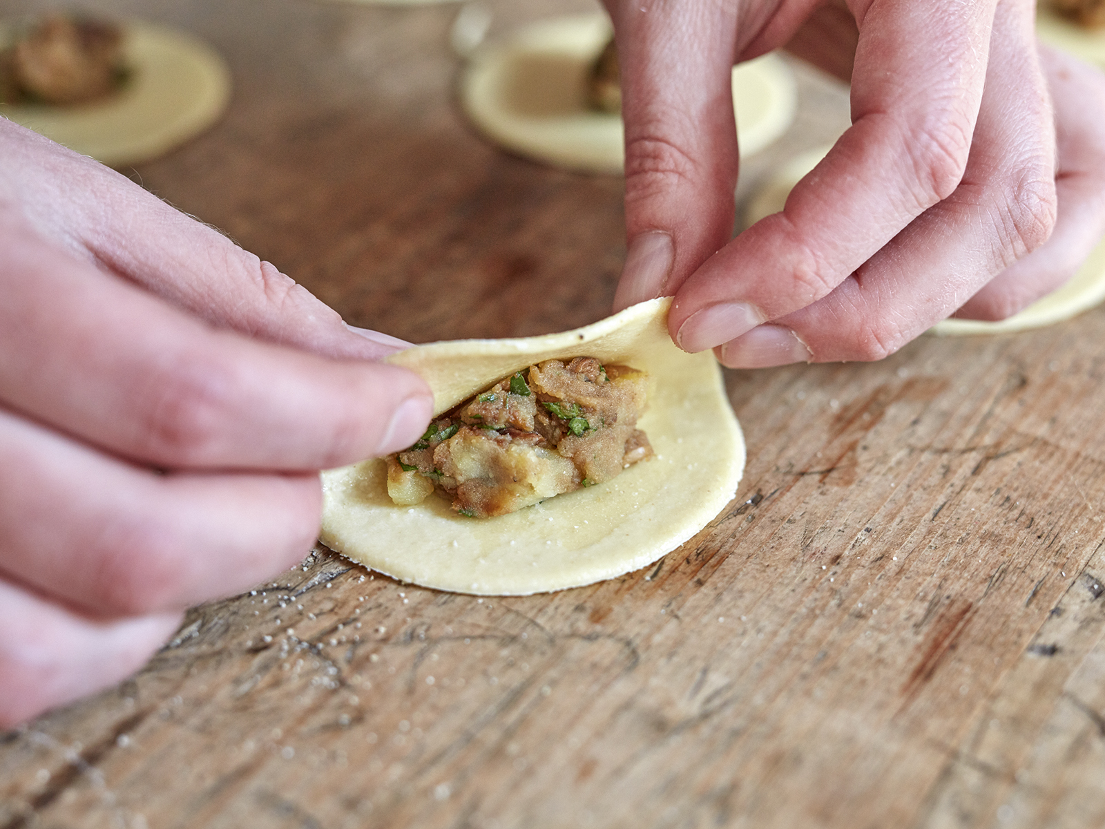 4 20 Ravioli Mit Steinpilz Kartoffel Fuellung Step 4 1600x1200px