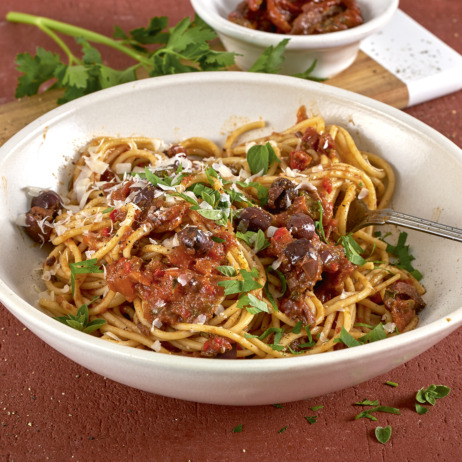 4 20 Spaghetti Mit Wuerziger Oliven Kapern Sosse 1600x1600px