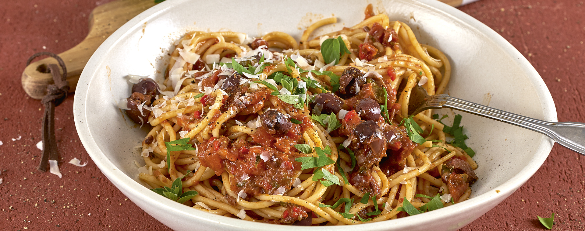 4 20 Spaghetti Mit Wuerziger Oliven Kapern Sosse 1920x760px