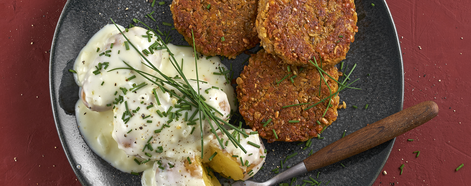 6 20 Bechamel Kartoffeln Mit Gruenkern Linsen Bratlingen 1920x760px