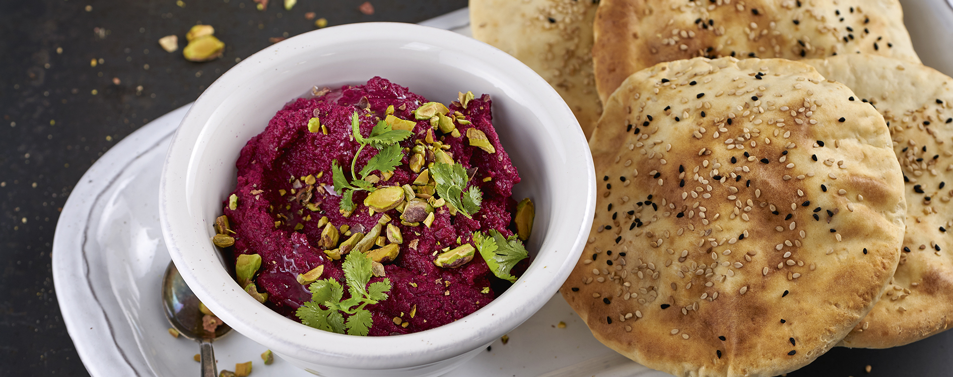 6 20 Rote Bete Hummus Mit Joghurt Fladenbrot 1920x760px